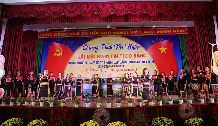 Chuong trinh nghe thuat mung ngay thanh lap Dang 2